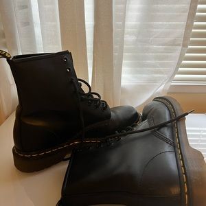 Classic Dr. Martens boots in black (worn 6 times) Size: 9 Style: 11821